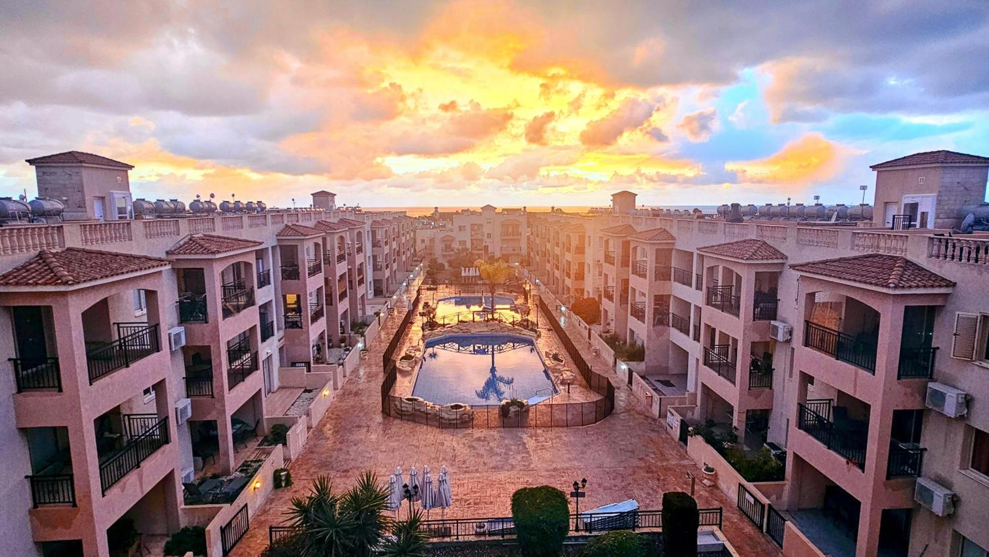 Royal-Seacrest Oasis, Pool-Side Lejlighed Paphos Eksteriør billede